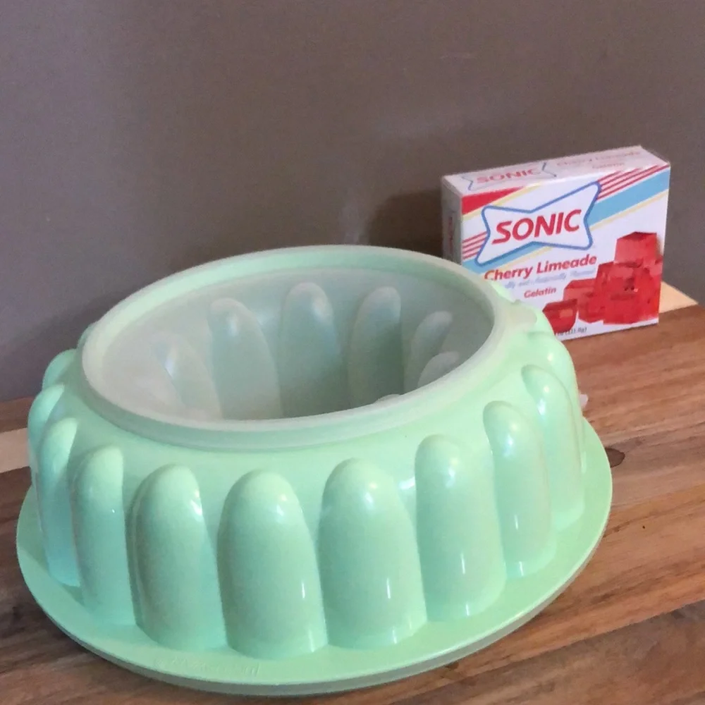 Tupperware Jello Ring/Mold-Pistachio Green-Like New-Scalloped-Aprox 9in Diameter